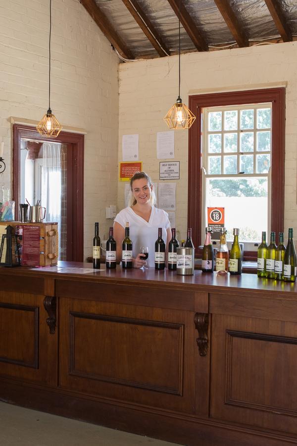Petersons Armidale Winery And Guesthouse מראה חיצוני תמונה